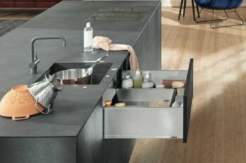 Cocina integral con organizador interior en módulo Isla, Marca Blum