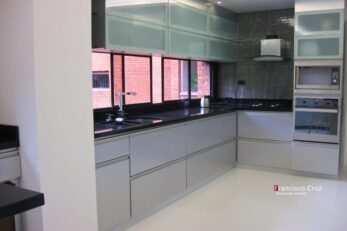 Detalle de acabados artesanales en cocina integral fabricada a medida por Francisco Cruz en Cali Juanambu