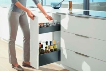 Carrito botellero extraíble de dos niveles en módulo angosto de cocina integral Marca Hettich