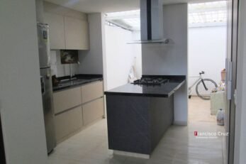 Cocina integral con península y barra de desayuno en proyecto residencial en Mosquera Cundinamarca