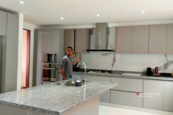 Cocina integral moderna con acabados en madera y mesón oscuro, diseñada por Francisco Cruz en Bogotá Usaquen