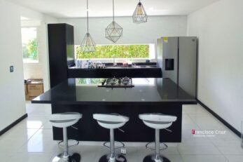 Cocina integral con diseño industrial y frentes en negro mate para proyecto residencial en Ricaurte Cundinamanrca