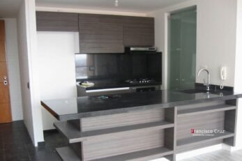 Cocina integral con organizador interior en módulo de península En Teusaquillo Bogotá