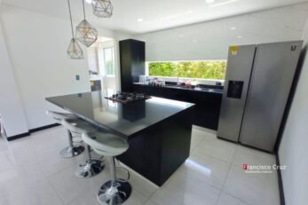 Diseño interior para apartamento residencial en Bogotá con soluciones personalizadas de mobiliario arquitectónico.