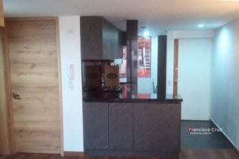Cocina integral en combinación blanco y negro con mesón en piedra oscura en Usaquen Bogotá
