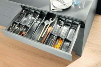 rganizador de cubiertos en acero dentro de cajón de cocina integral a medida Marca Blum