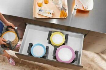 Organizador vertical de platos dentro de cajón amplio en cocina integral Blum