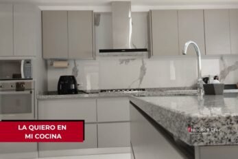 Cocina integral moderna diseñada por Francisco Cruz Interiores para proyecto residencial en Bogotá.