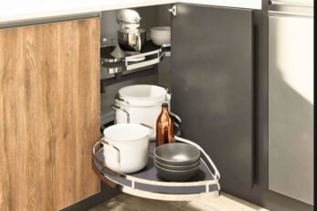 Sistema de bandeja giratoria para esquina de mueble bajo en cocina integral 