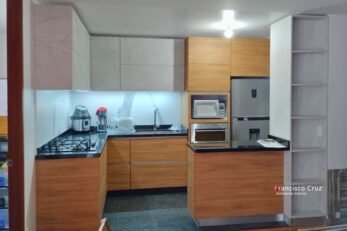 Torre de hornos integrada en cocina moderna con módulos altos y cajones de extracción total en Bogotá chapinero