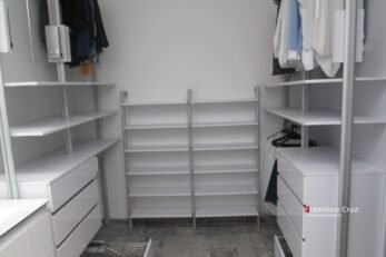 Closet personalizado a medida fabricado e instalado en Bogotá