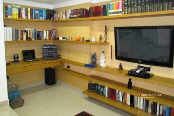 Centro de entretenimiento a medida con estanterías de exhibición y módulos de almacenamiento, diseño personalizado