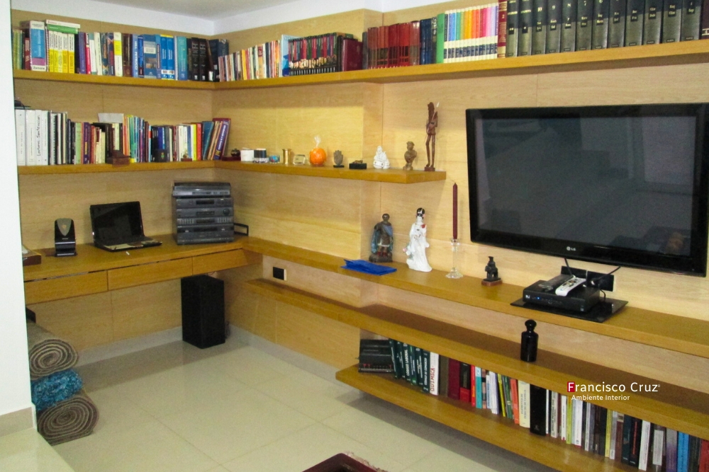 Centro de entretenimiento a medida con estanterías de exhibición y módulos de almacenamiento, diseño personalizado