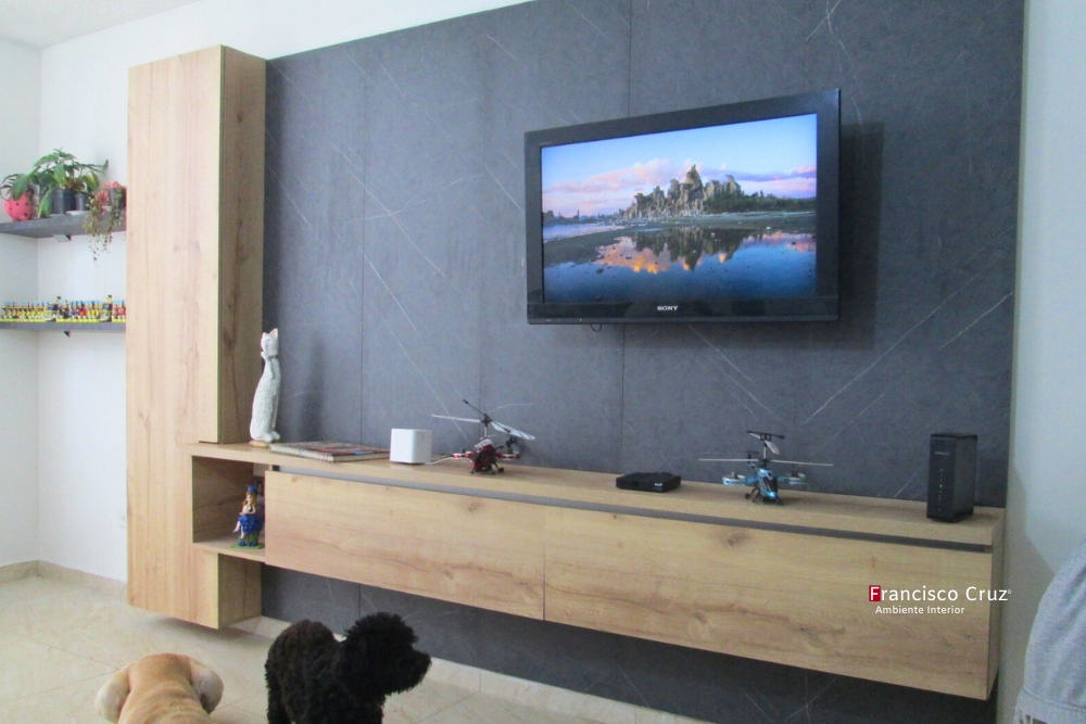 Centro de entretenimiento a medida con panel para TV y sistema pasacables diseñado por Francisco Cruz