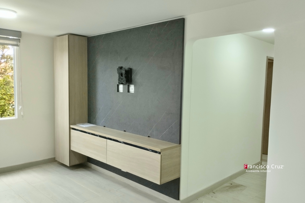 Centro de entretenimiento a medida con estanterías de exhibición y módulos de almacenamiento, diseño personalizado