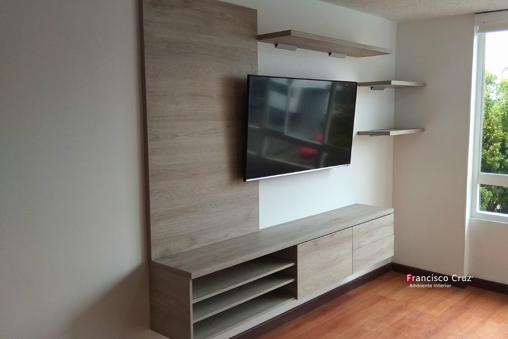 Centro de entretenimiento a medida para espacio pequeño que cubre toda la pared, diseño de Francisco Cruz