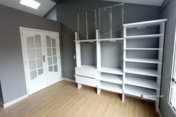 Diseño de closet personalizado con materiales de madera natural e industrializada, adaptado a las necesidades del usuario.