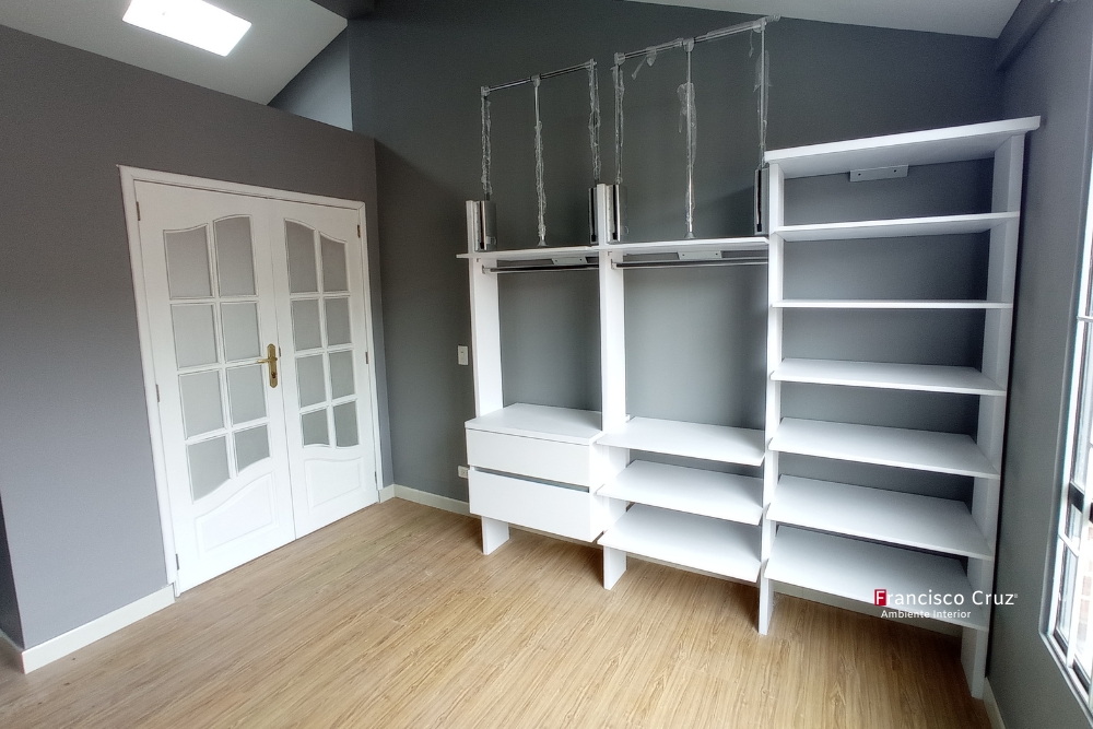 Diseño de closet personalizado con materiales de madera natural e industrializada, adaptado a las necesidades del usuario.