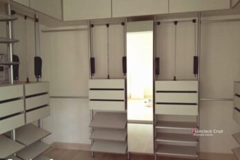 Closet moderno a medida fabricado con tableros de madera resistentes, pensado para organización eficiente y larga vida útil.