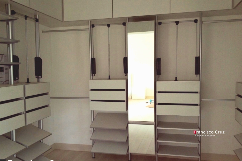 Closet moderno a medida fabricado con tableros de madera resistentes, pensado para organización eficiente y larga vida útil.