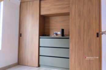 Closet a medida con divisiones internas bien estructuradas y materiales durables que garantizan estabilidad y funcionalidad.