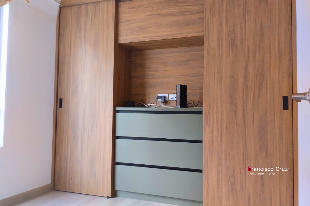 Closet a medida con divisiones internas bien estructuradas y materiales durables que garantizan estabilidad y funcionalidad.