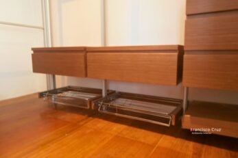 Closet a medida diseñado y fabricado por Francisco Cruz, con materiales de madera seleccionados para durabilidad y uso diario.