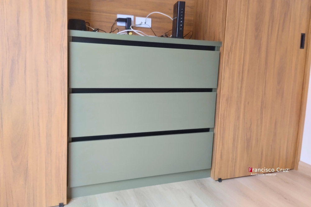 Fabricación de closet a medida con acabados en madera, diseñado para un uso real y adaptado al estilo de vida del cliente.