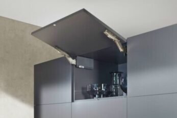 Brazo Aventos Blum sosteniendo puerta pesada en gabinete superior de cocina integral
