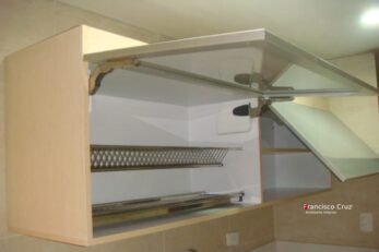 Brazo Aventos Blum sosteniendo puerta pesada en gabinete superior de cocina integral
