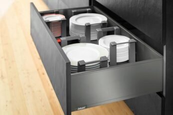 Organizadores Blum ORGA-LINE en cajón de cocina integral diseñada en Bogotá