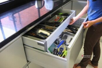 Sistemas de rieles ocultos en cajones de cocina integral con tecnología Blum