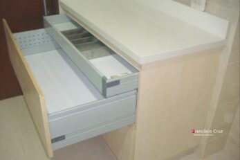 Cocina sin tiradores con sistema TIP-ON Blum en Bogotá