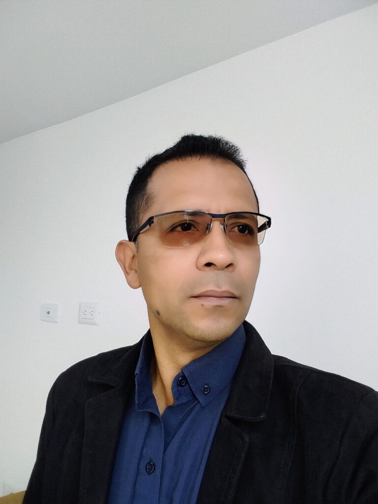Francisco Cruz, diseñador y fabricante de mobiliario arquitectónico en Bogotá.