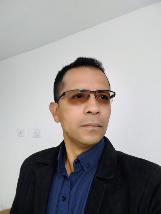 Francisco Cruz, disenador de mobiliario arquitectonico en Bogota