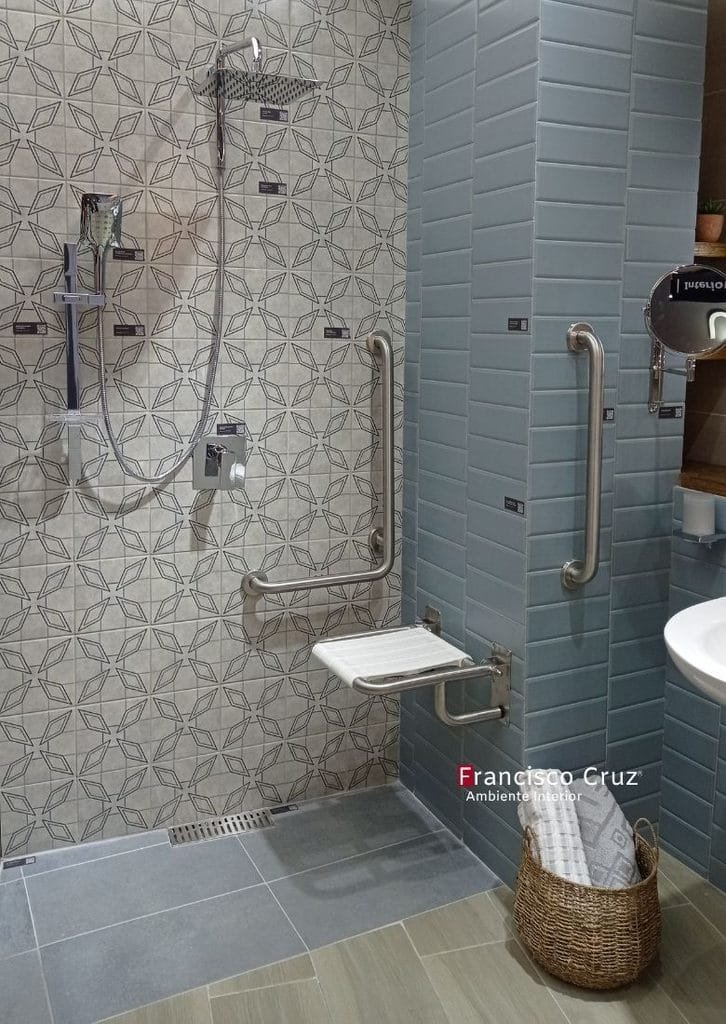 Ducha accesible con asiento plegable, barras de apoyo en acero inoxidable, regadera de mano y lavamanos suspendido en baño para adulto mayor