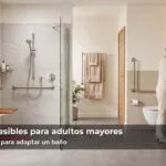 Baño accesible para adulto mayor con ducha a ras de suelo, asiento plegable en madera, barras de apoyo y mueble de lavamanos suspendido | Francisco Cruz Interiores