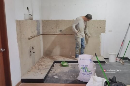 Cuánto cuesta remodelar un apartamento en Bogotá Demolición de cocina en apartamento de propiedad horizontal por Francisco Cruz Interiores