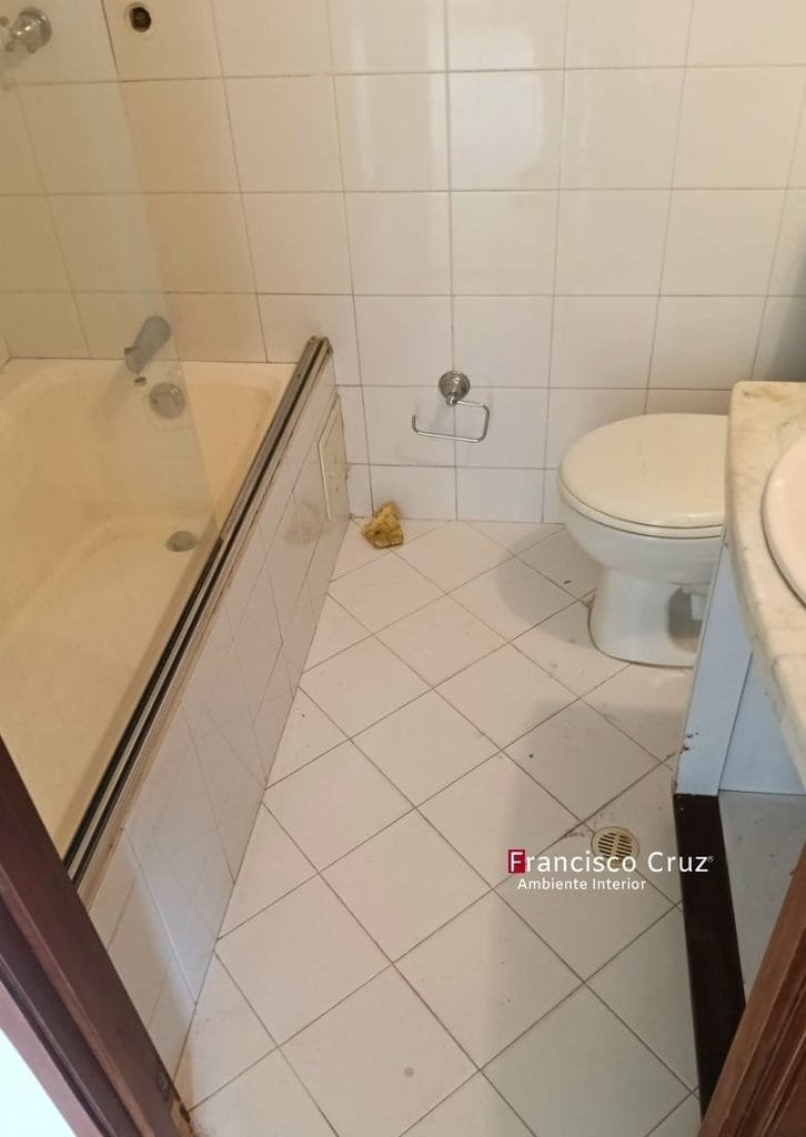 cómo remodelar un baño original con bañera, inodoro y enchape cerámico blanco en piso y paredes.