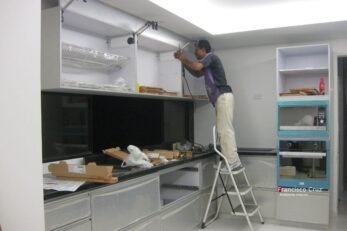 Francisco Cruz instalando sistemas de apertura y herrajes en cocina integral de diseño propio en Cali, Valle del Cauca