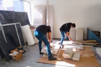 Francisco Cruz con su equipo instalando cocina integral de terceros bajo revisión técnica en Chapinero, Bogotá