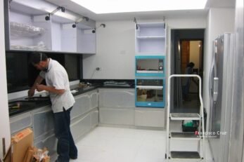 Equipo de Francisco Cruz instalando cocina integral en Cali, Valle del Cauca