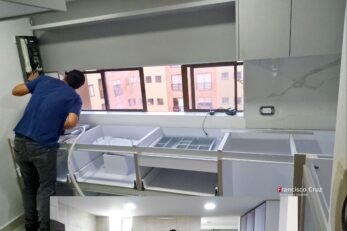Francisco Cruz y equipo ejecutando conexiones eléctricas certificadas RETIE en cocina integral en El Salitre, Bogotá