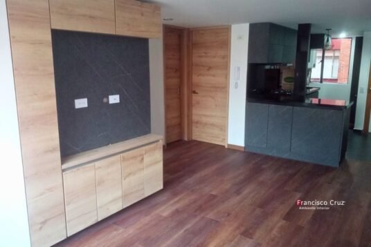Apartamento remodelado con carpintería a medida en sala y cocina en Bogotá por Francisco Cruz Interiores