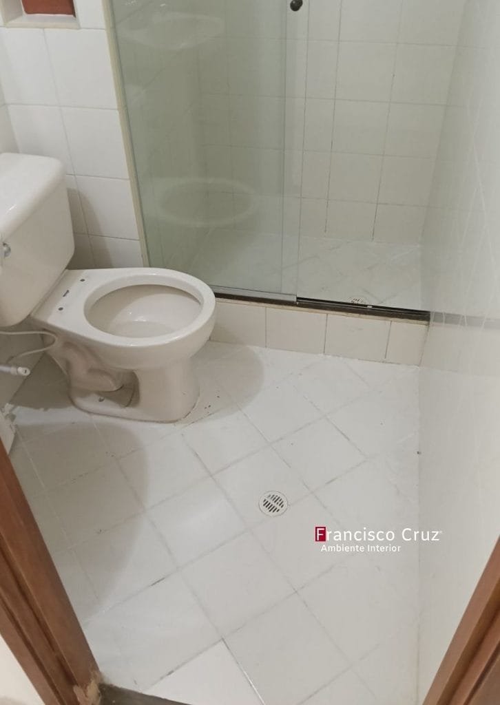 Baño original con bañera, inodoro y enchape cerámico blanco en piso y paredes.