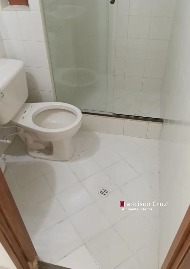 Baño original con bañera, inodoro y enchape cerámico blanco en piso y paredes.