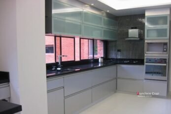 Cocina integral línea SIGNATURE con sistemas de herraje Blum y mesón en piedra sinterizada en Bogotá