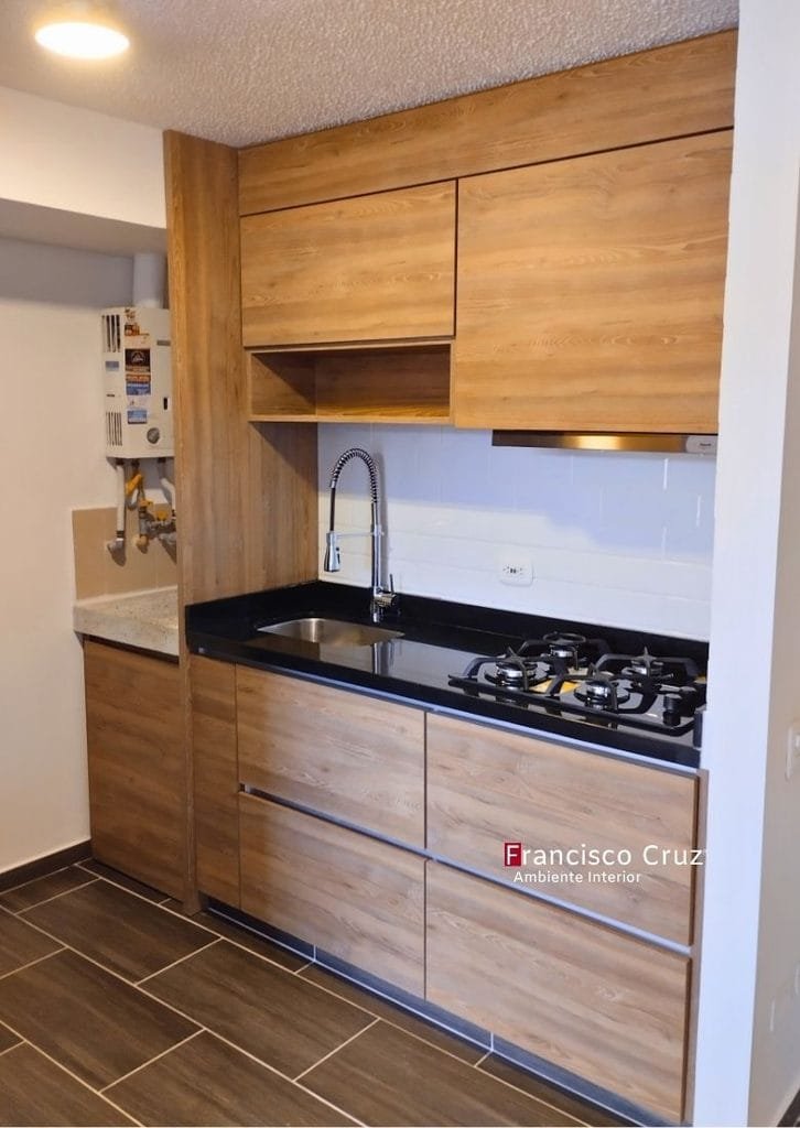 Cocina integral línea URBAN fabricada por Francisco Cruz Interiores en Bogotá tableros 100% RH, herrajes antigolpe y mesón en granito