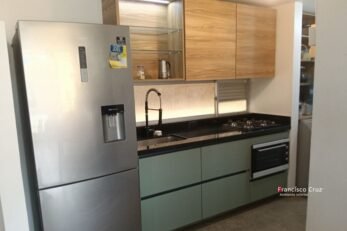 Cocina integral línea SELECT con módulo de despensa de extracción total y costados metálicos en Bogotá