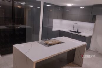 Cocina integral SIGNATURE con isla central en piedra sinterizada y acabados en alto brillo diseño de autor Francisco Cruz Interiores Bogotá